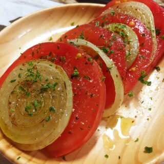 焼き玉ねぎと生トマトの重ねサラダ
